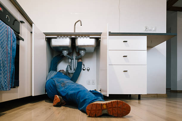 Professional Emergency Plumber technician working in Lafayette, AL